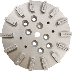 <p>Vloerschuurschijf met&nbsp;PCD hardmetaal segmenten voor verwijderen van coatings en epoxy</p>